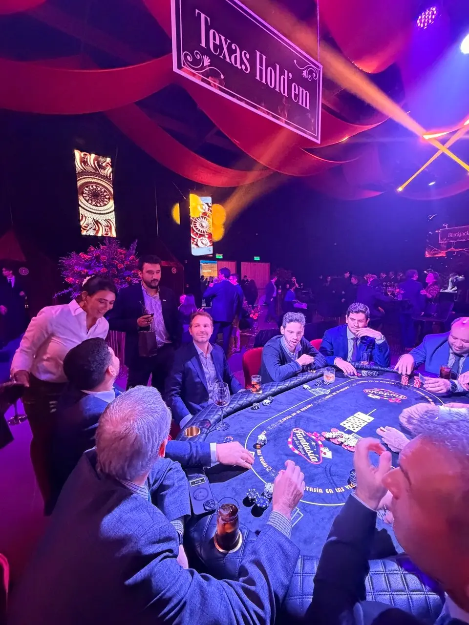 Fiesta temática de Las Vegas para empresa en Santiago con mesas de juego estilo Las Vegas y croupieres profesionales