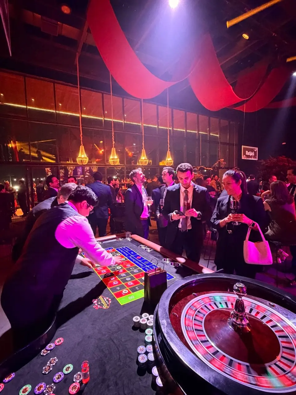 Noche estilo Las Vegas en Santiago con mesas de juego, fichas recreativas y croupieres profesionales
