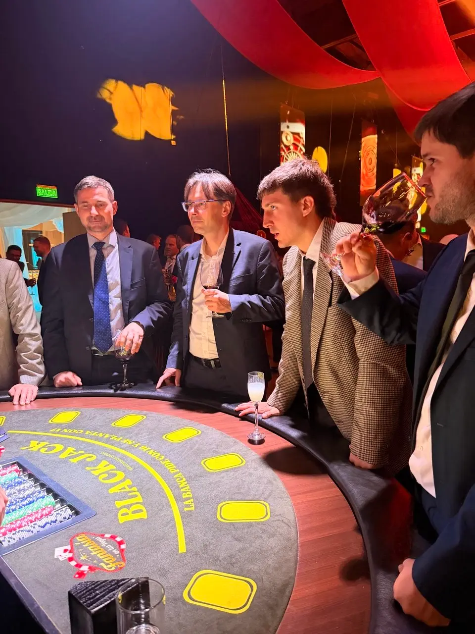 Mesa de Black Jack montada para una activación de marca con mesas de juego personalizadas en Santiago