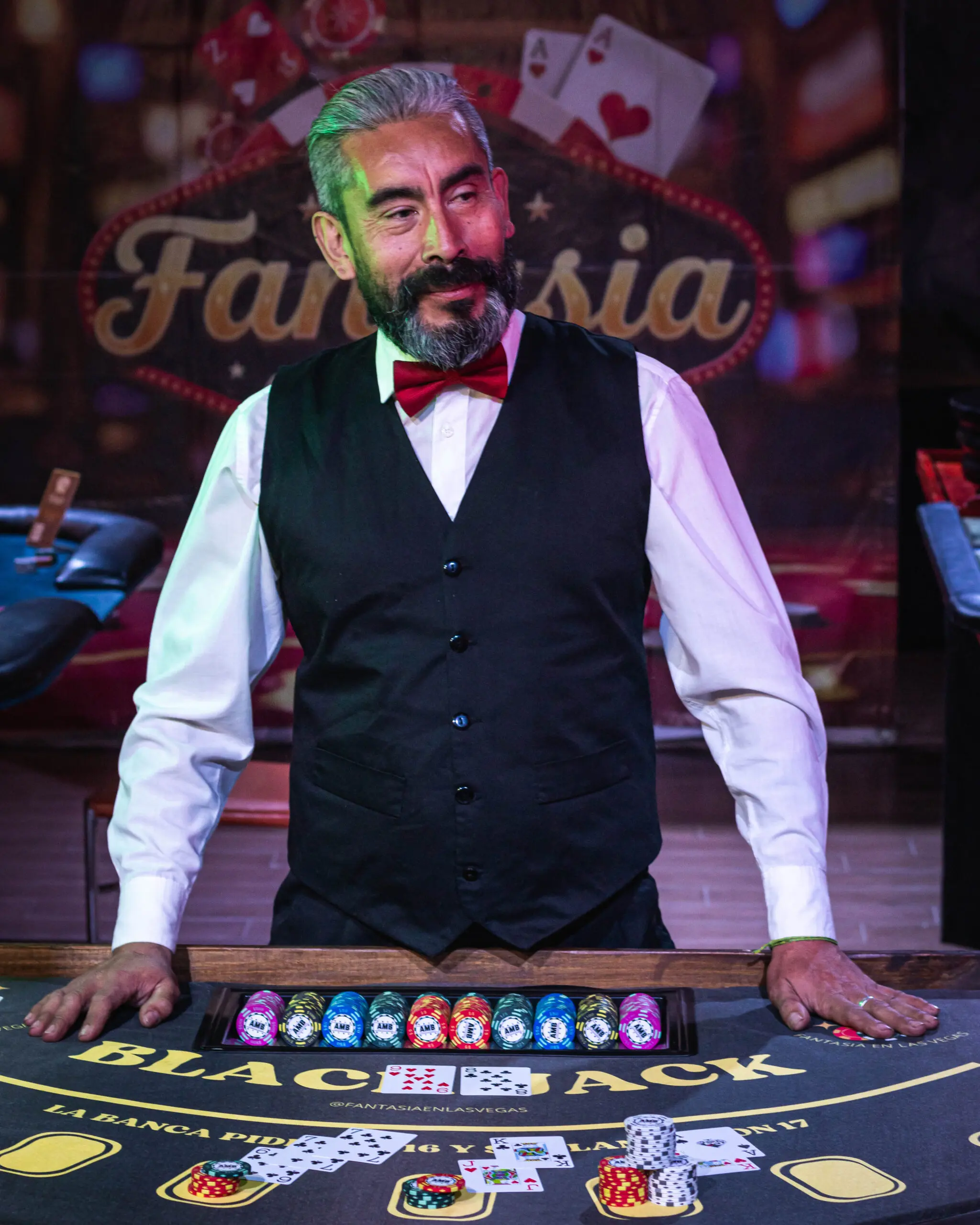 Croupier profesional atendiendo una mesa de juego estilo Las Vegas personalizada en un evento de empresa en Santiago